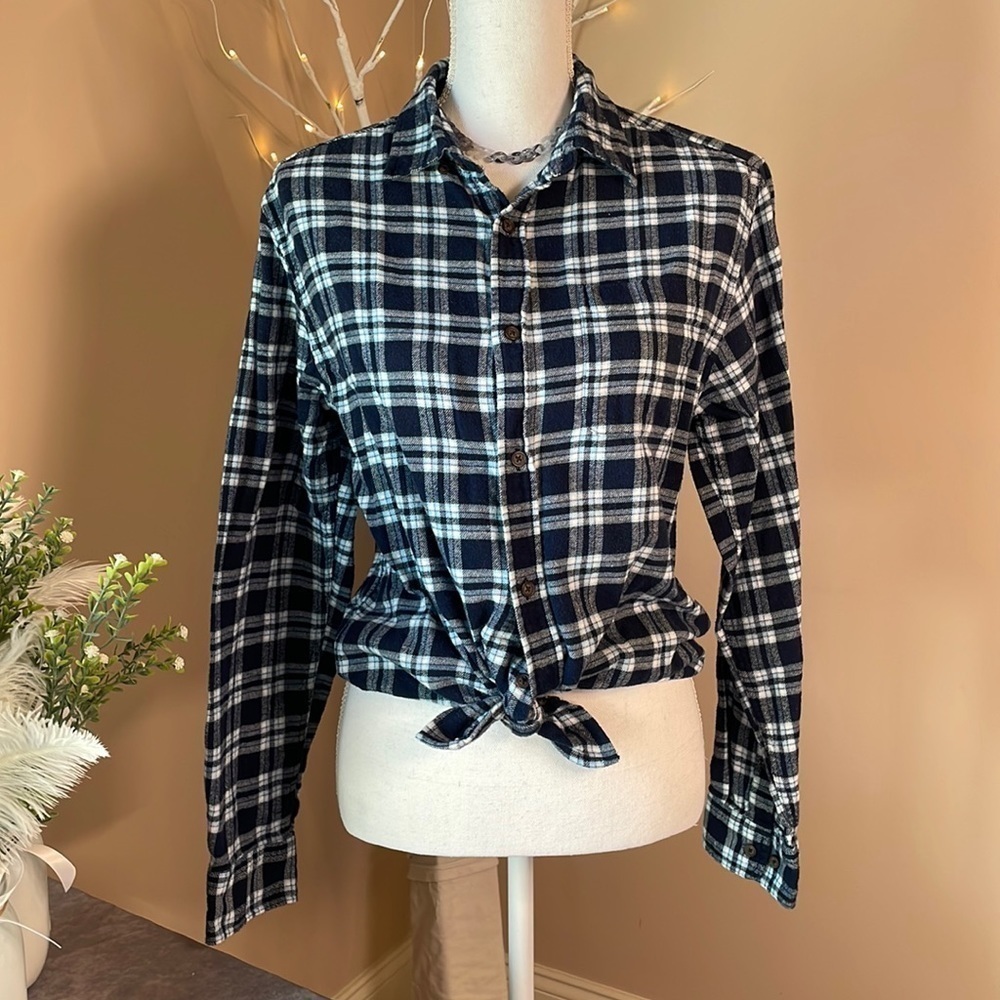 Croft & Barrow, Flannel shirt; navy, white, light blue; size small.